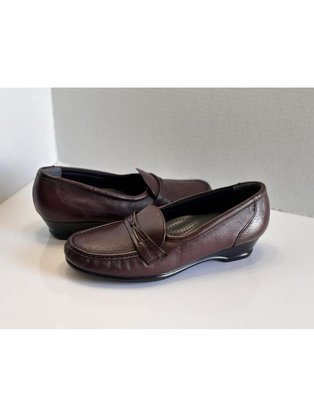 SAS Easier Slip On Loafers Tripad Comfort Women's Sz 8 Wide Burgundy Leather USA